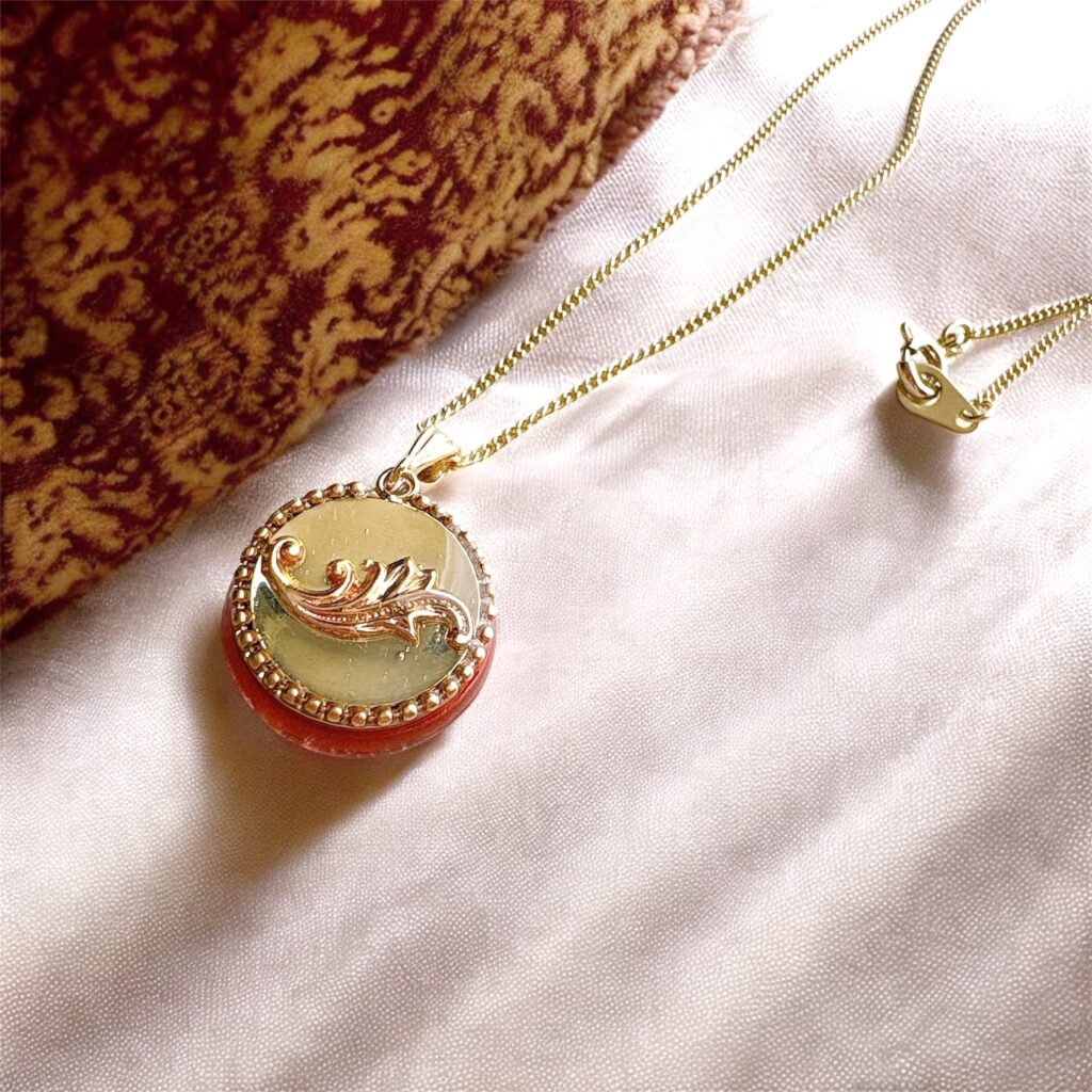 アンティークレッドのチェコガラスネックレスの裏側に施された装飾デザインのこだわりを写した写真