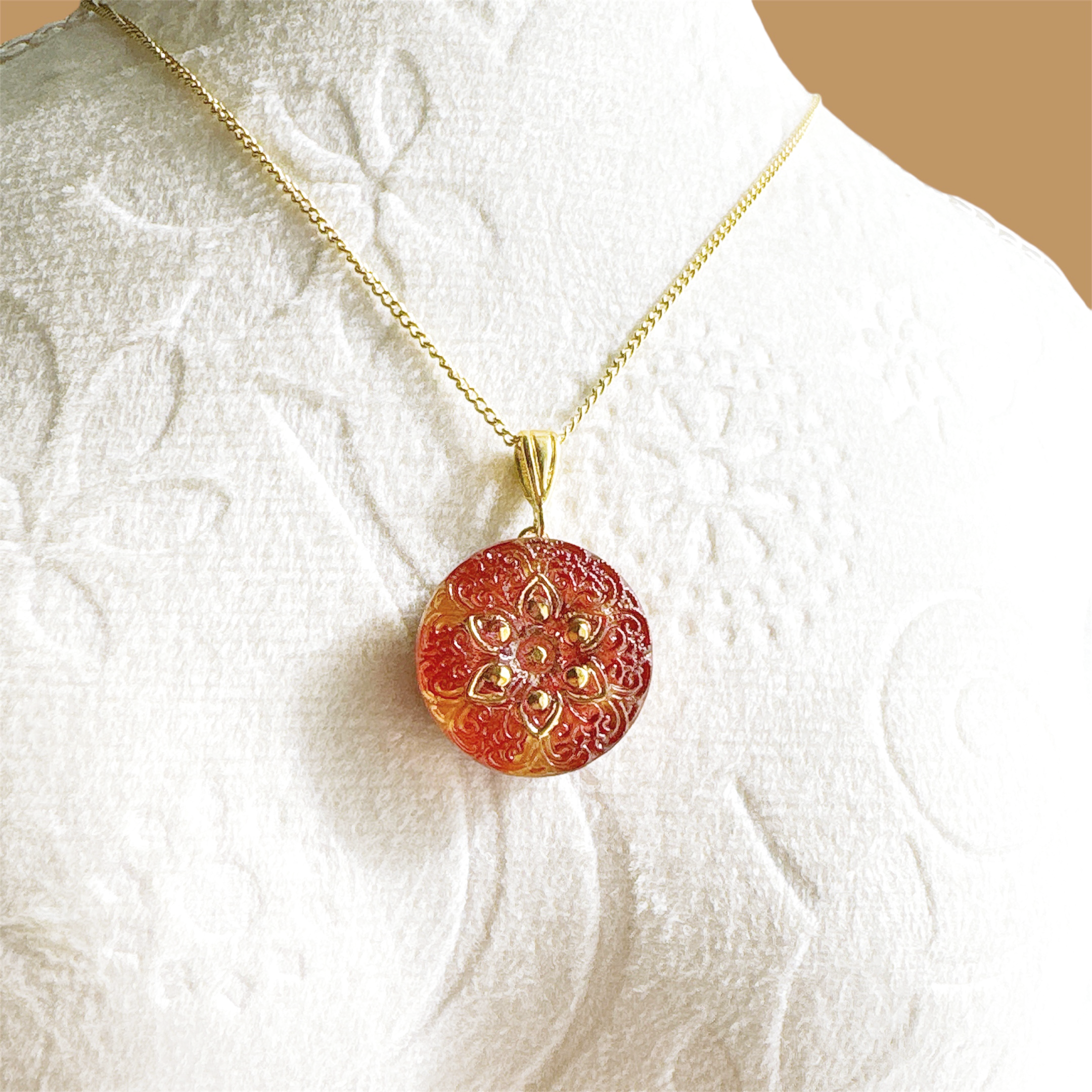 アンティークレッドのチェコガラスを使った紅葉の光彩ネックレスの着用イメージ