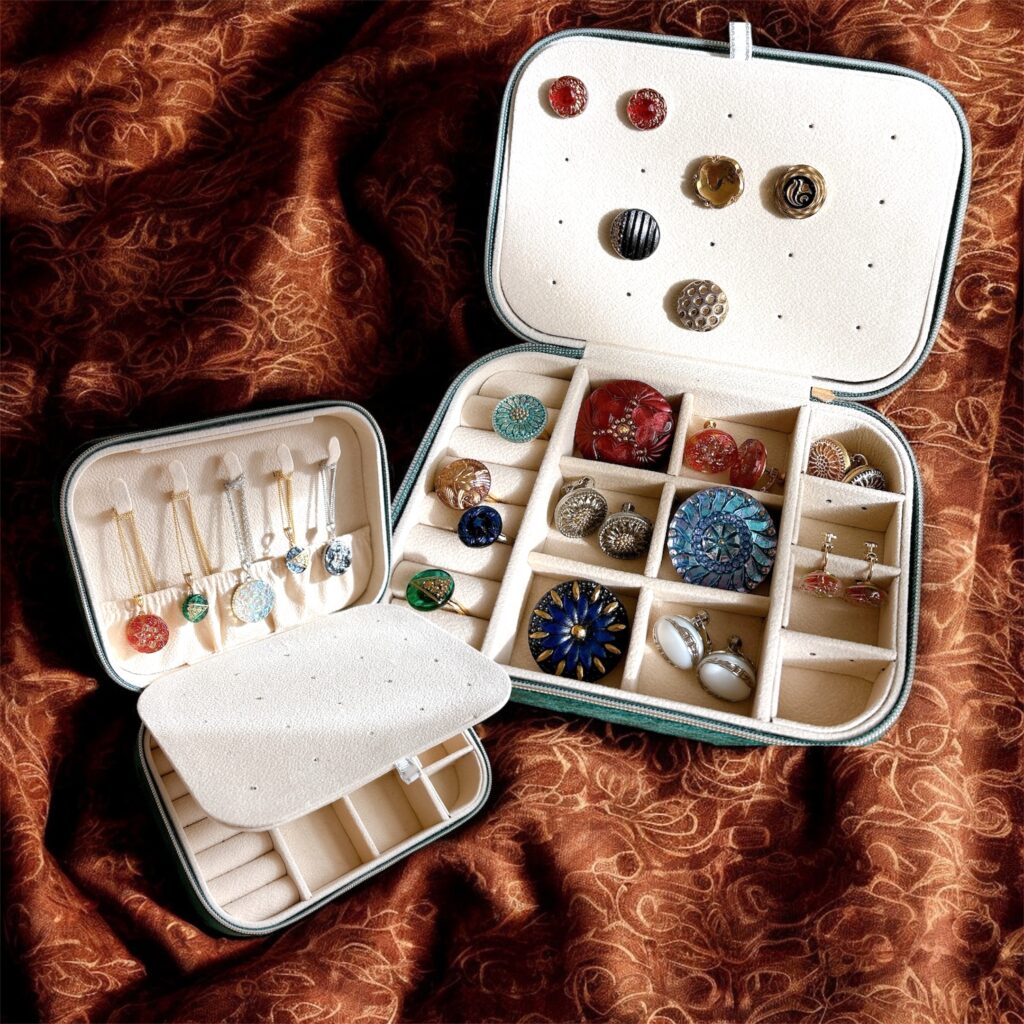 複数のチェコガラスアクセサリーを収納した、仕切り付きのジュエリーケースセット。リング・イヤリング・ブローチが美しく並ぶ収納例