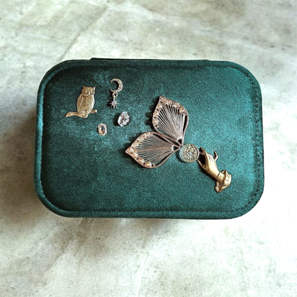 Petite Rara の Fairy Realm Collection、フェアリーの羽根モチーフと月・星のオブジェを飾った深緑ベルベット調ジュエリーケース」