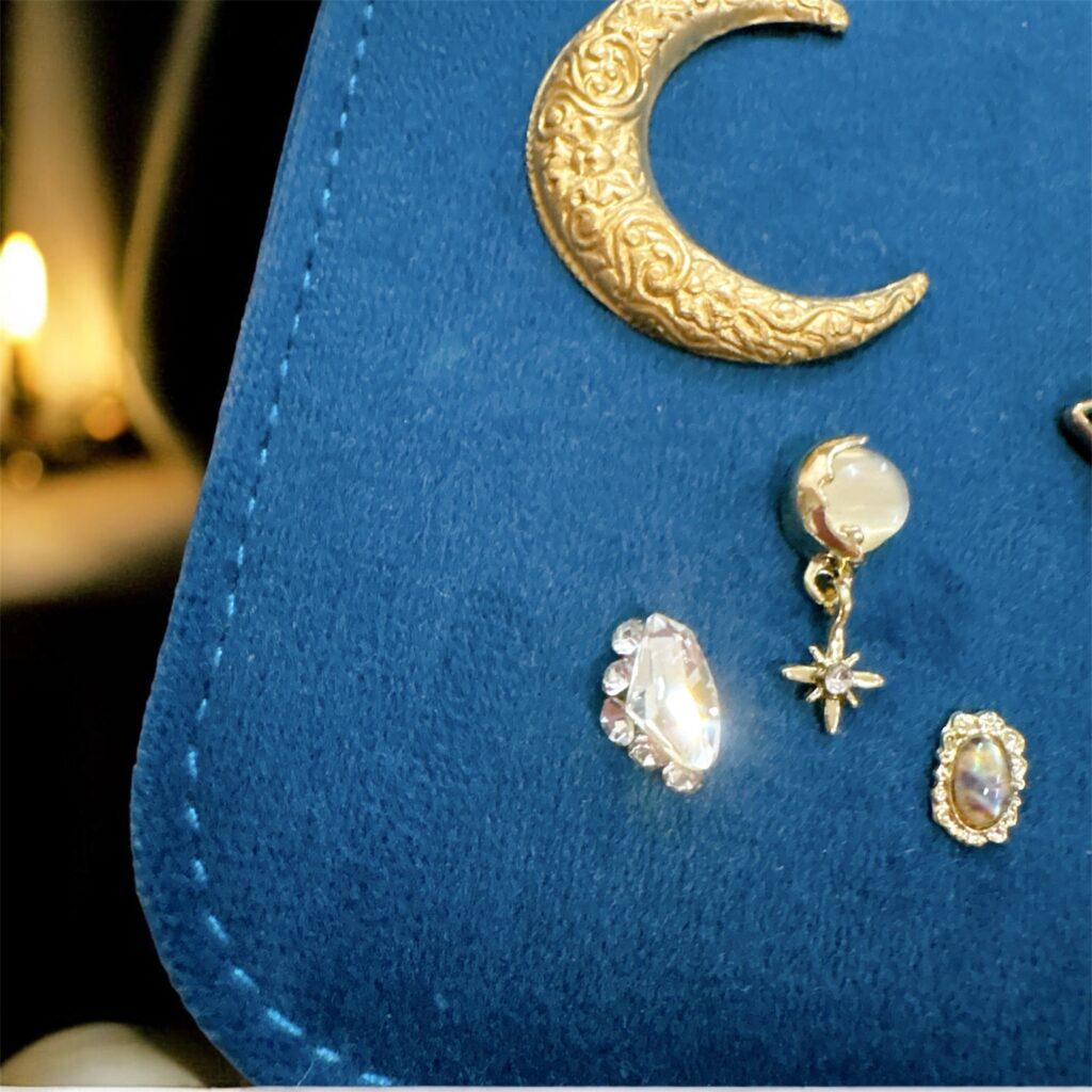 ティールブルーのベルベット調ジュエリーケース。月や星のチャームとブルーのチェコガラスがきらめくFairy Realm Collectionの宝石箱。