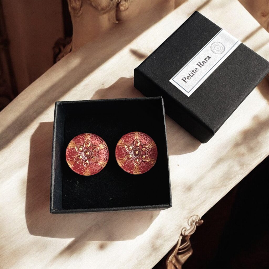 アンティークレッドのチェコガラスイヤリング(紅葉の光彩)をギフトボックスに入れた写真