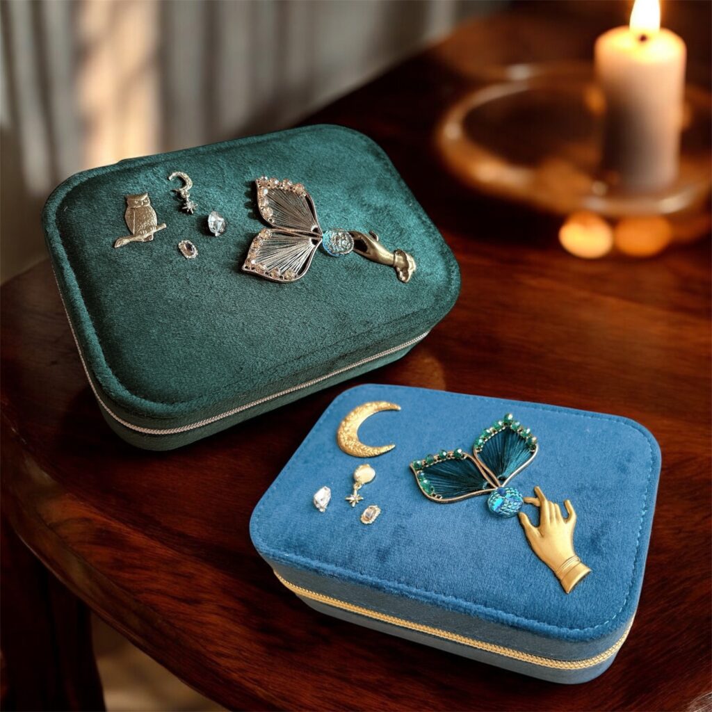 深緑とティールブルーのベルベット調ジュエリーケースに、フェアリーモチーフと月・ふくろうのチャームを飾ったFairy Realm Collectionのセット