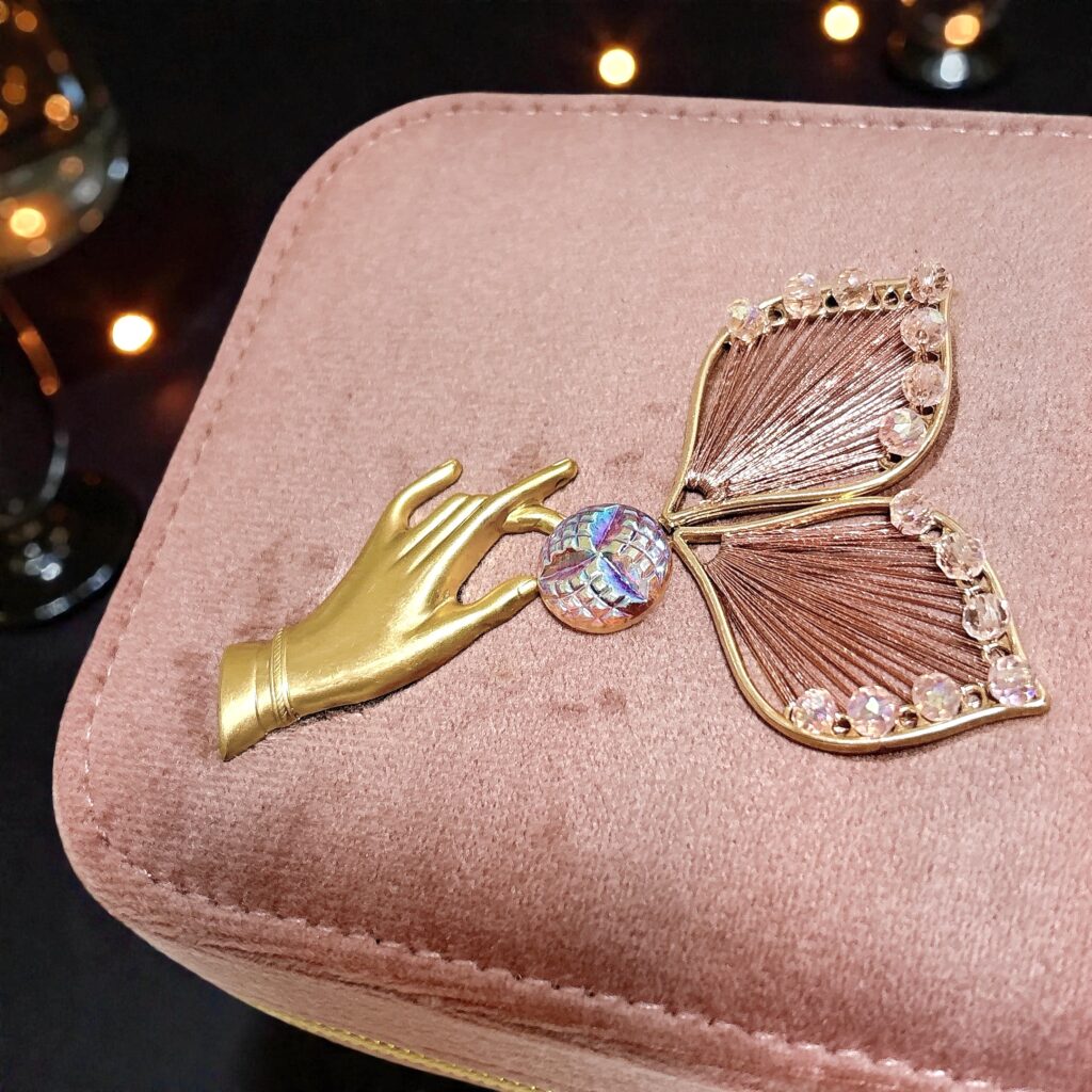 宵空の宝石箱 モーヴピンク 妖精の羽と手のモチーフ チェコガラス装飾
