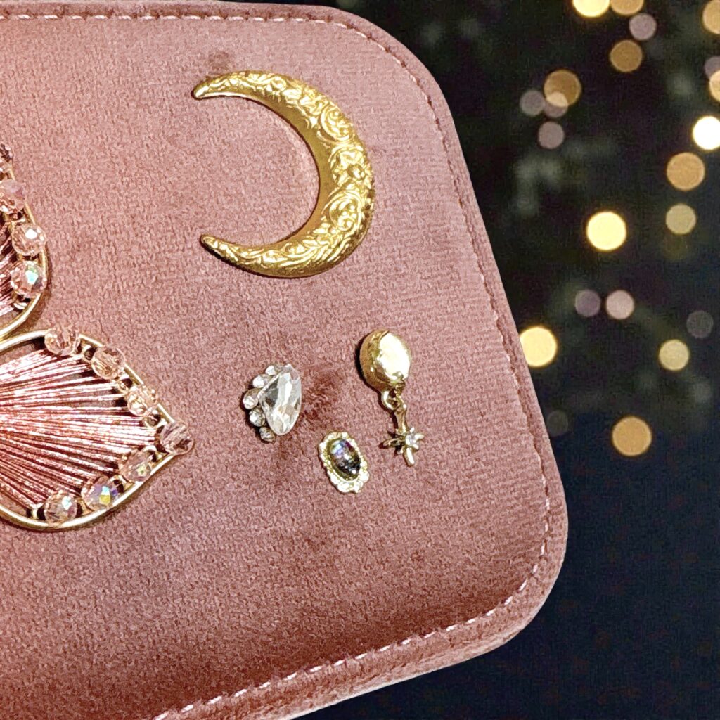 宵空の宝石箱 モーヴピンク 三日月と小さなアクセサリーモチーフの装飾
