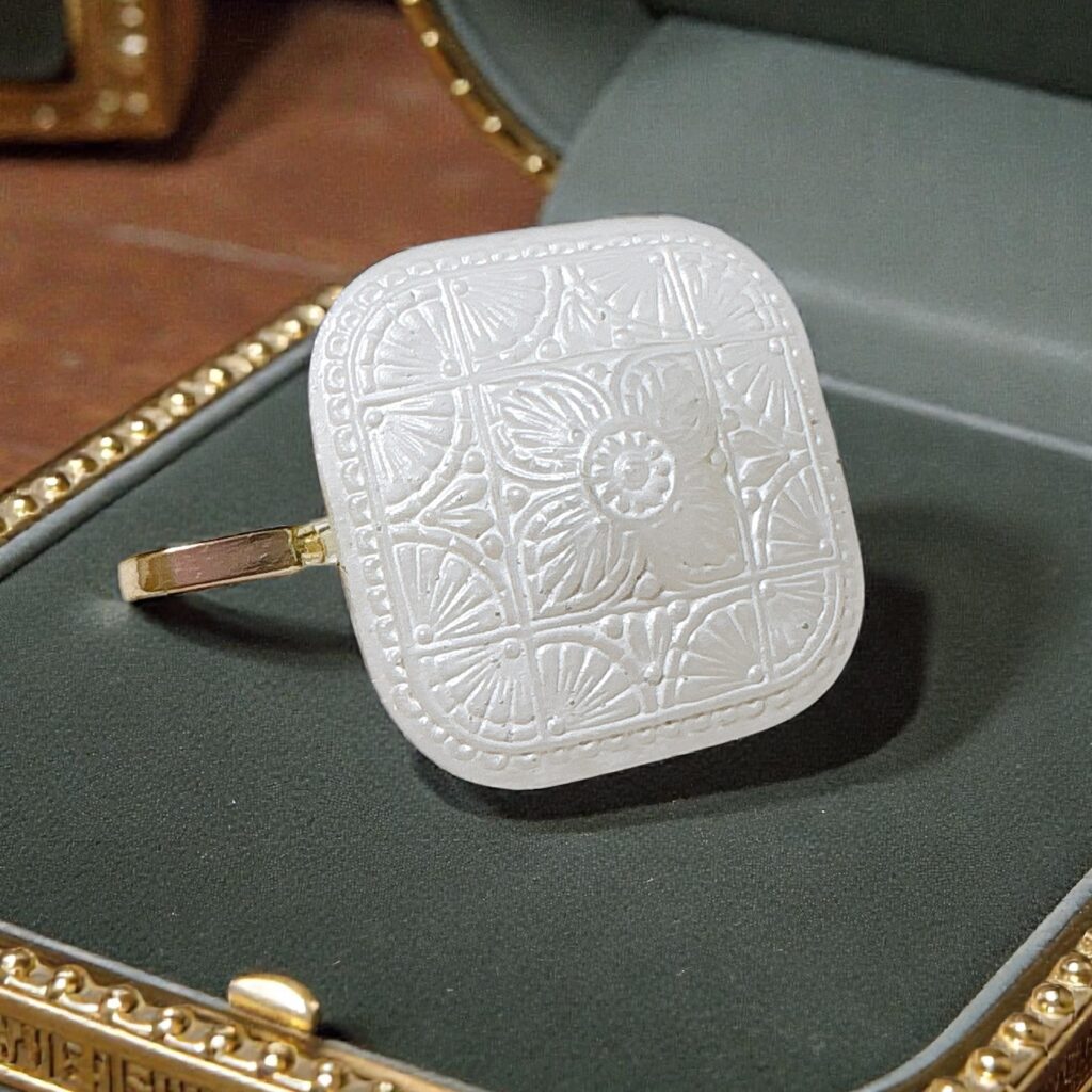 チェコガラスのストールピン 淡雪 ホワイト 正面
