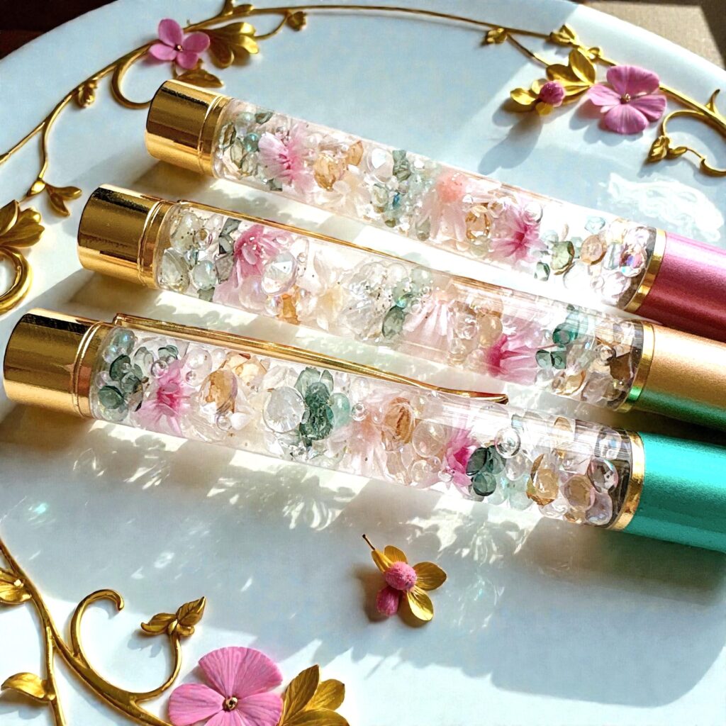 透明感のある花材が光をまとって輝くハーバリウム部分のアップ写真。ミントやピンクの柔らかな色調が Dewdrop Bloom の雰囲気を表現。