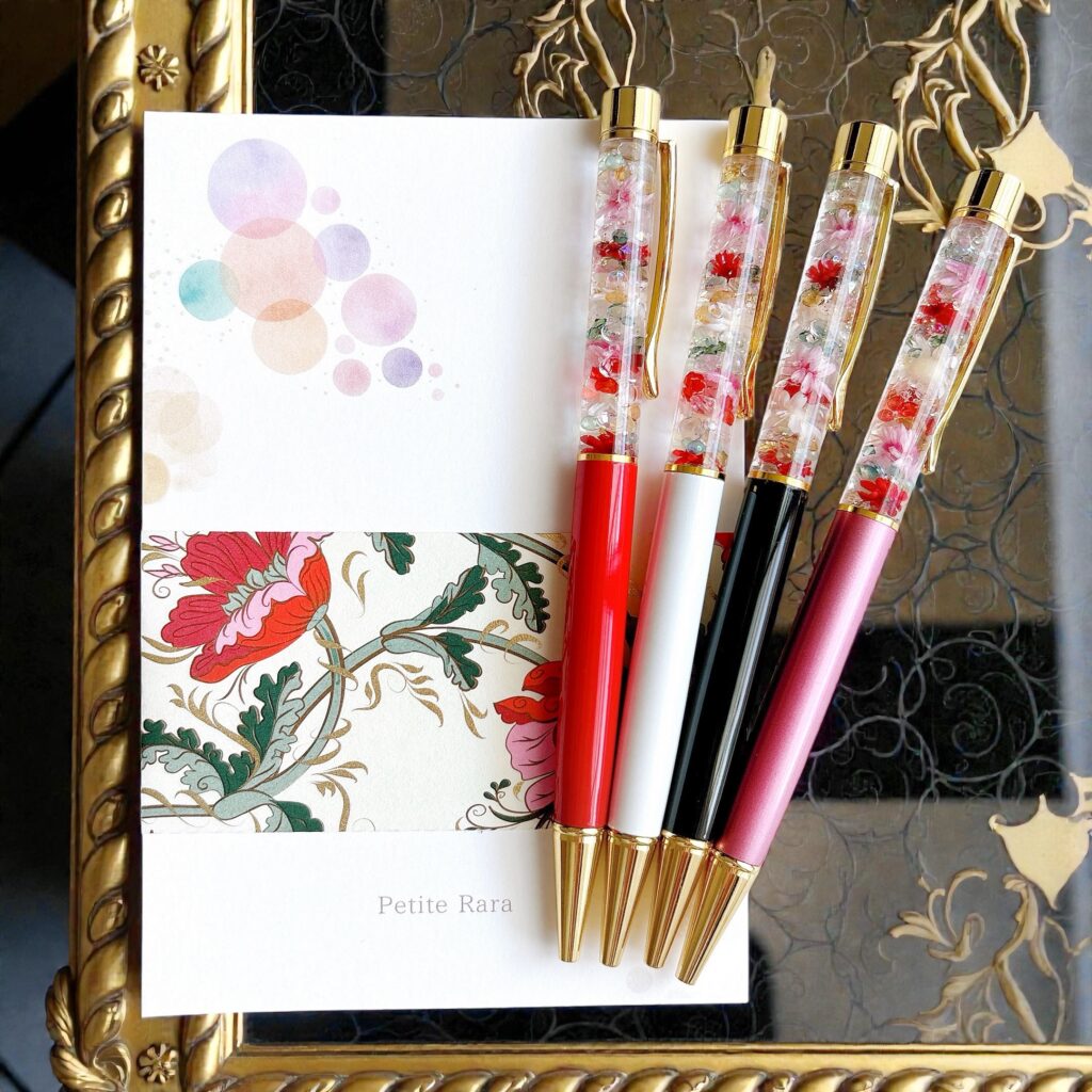 Rosette Bloomハーバリウムボールペン4本をPetite Raraオリジナルカードの上に並べた写真