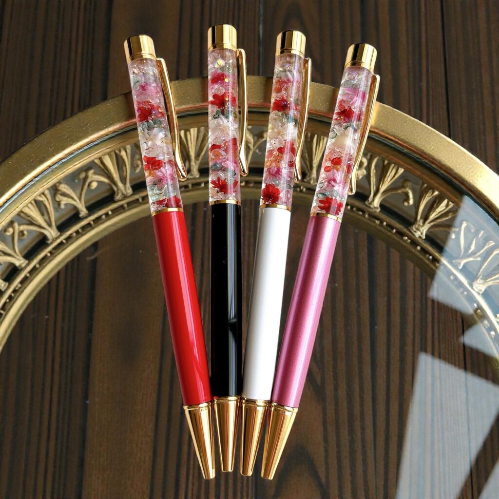 Rosette Bloomハーバリウムボールペン4本をゴールドフレームの上に整列させた写真