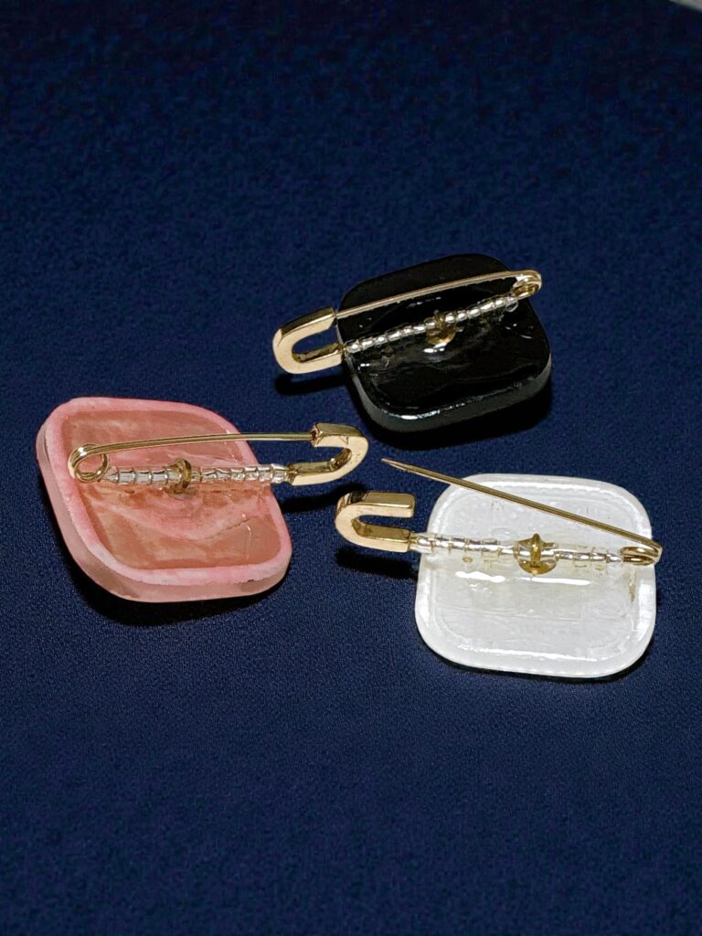 チェコガラスのストールピン 裏側 金具仕様
