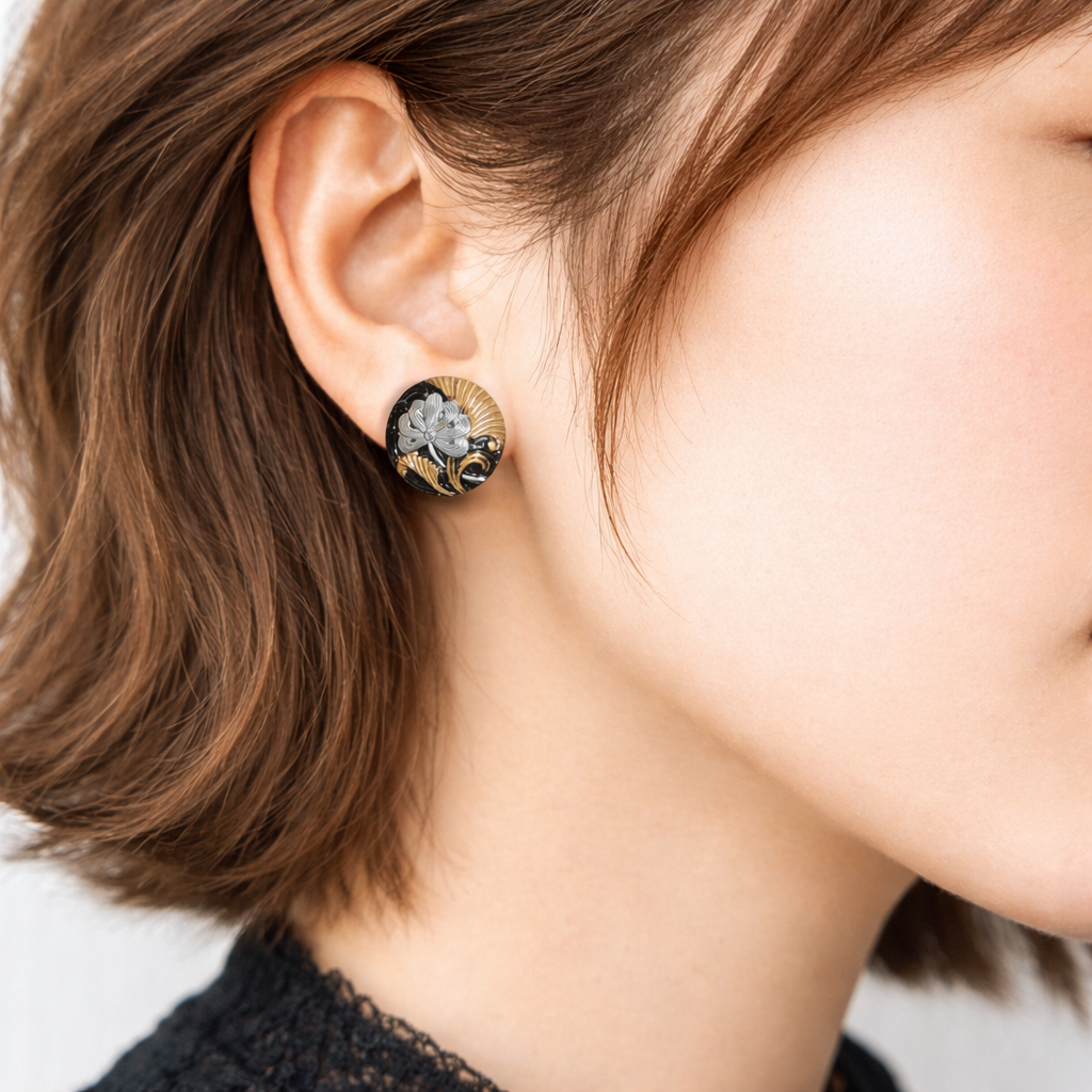 耳元に着けたチェコガラスのピアス。黒と金彩、シルバーの花模様が、さりげなく華やかさを添えている着用イメージ。

Wearing Czech glass earrings with black, gold, and silver floral patterns, adding a subtle and elegant accent to the ear.
