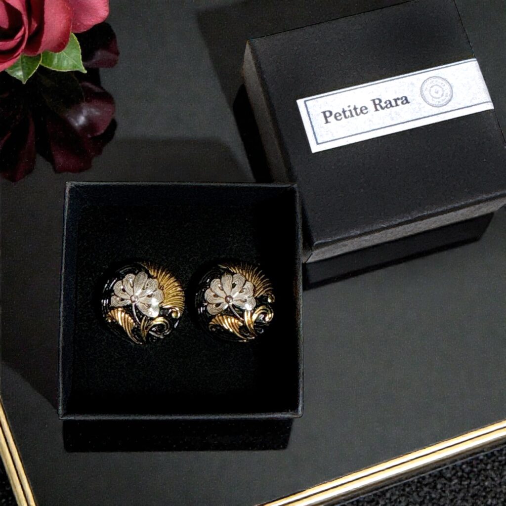 チェコガラスのピアスを、Petite RaraのギフトBOXに収めた様子。贈り物にも適した上品な包装。

Czech glass earrings presented in a Petite Rara gift box, suitable for gifting.
