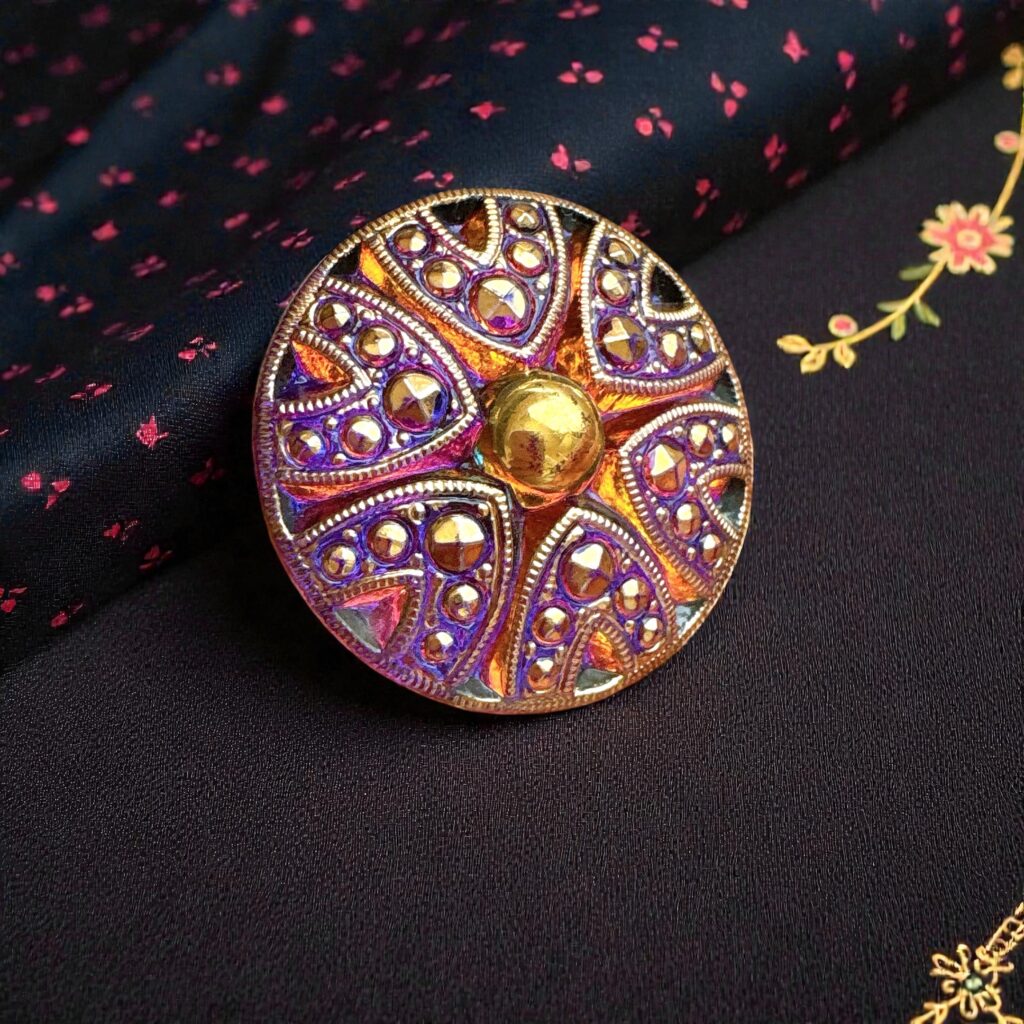 紫紋 Shimon 帯留め　紫と金のチェコガラス　紋様装飾の帯留め
