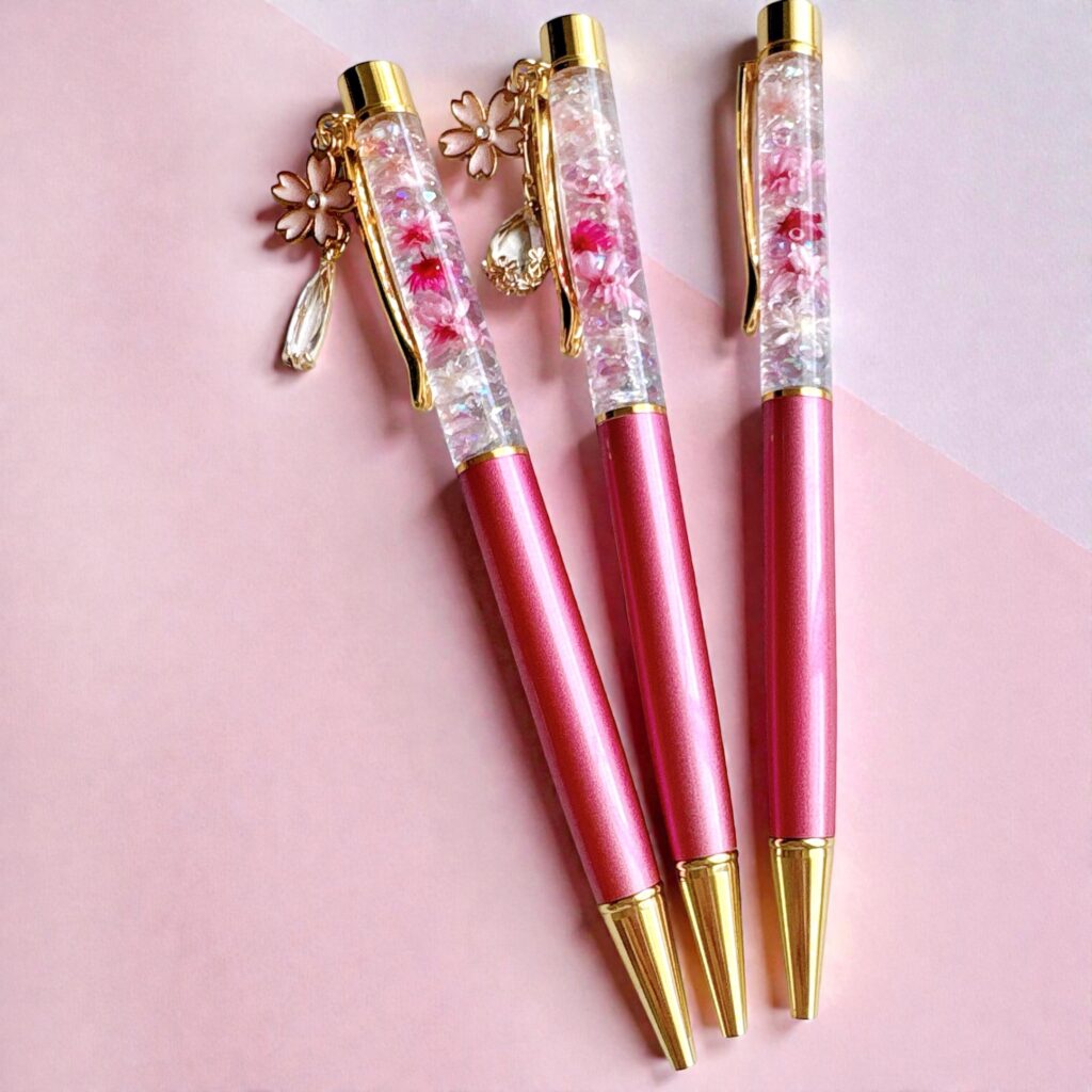 桜チャーム付きハーバリウムボールペンのディテール
