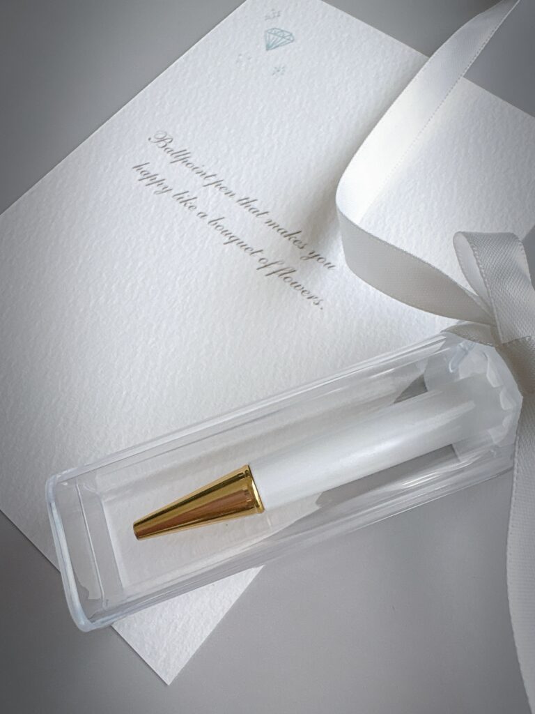 クリアケースに入ったオーダーハーバリウムボールペンのディテール写真
