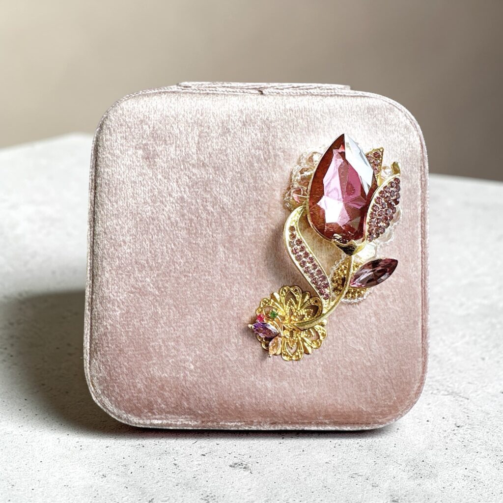 ピンクのPetite Raraジュエリーケースにチューリップの装飾が添えられた上品なアクセサリー収納ケース