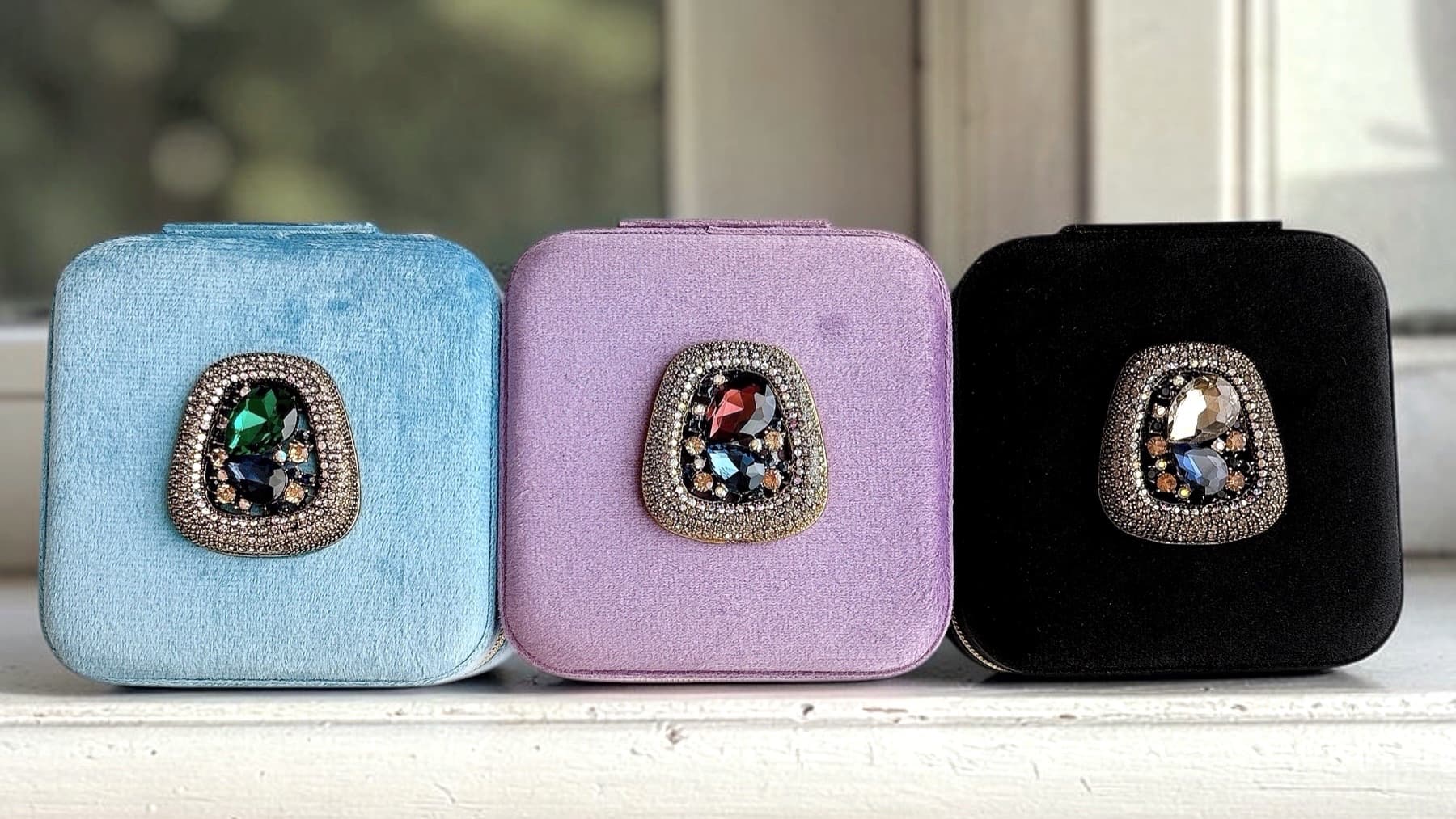 水色・ラベンダー・黒の3色のPetite Raraジュエリーケースが並んだアクセサリー収納ケース