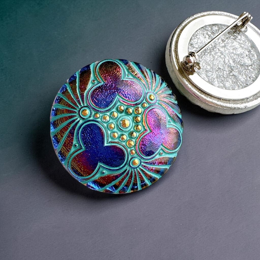 青と紫が輝くチェコガラスブローチの表裏を写したPetite Raraの上品なアクセサリー写真