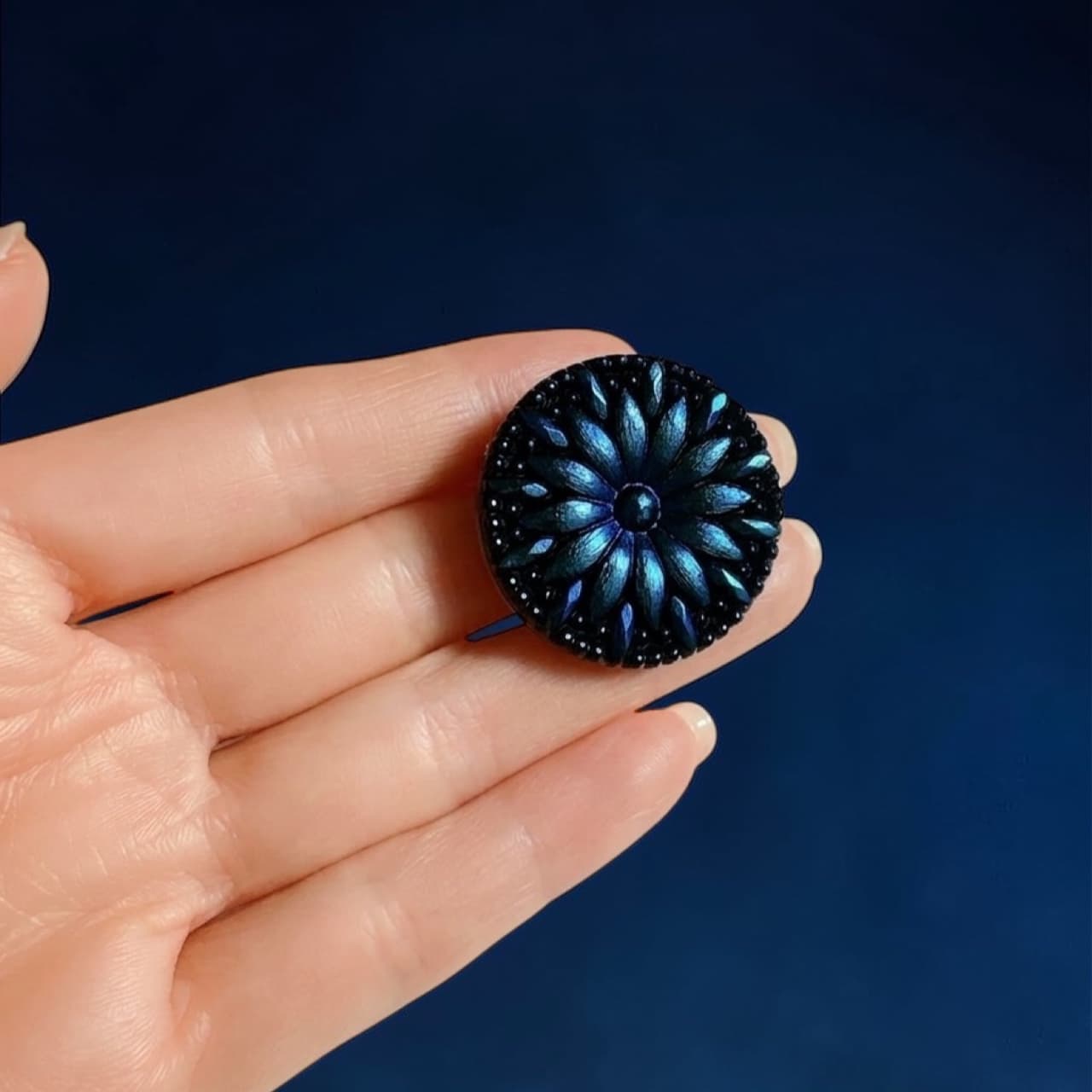 光の奥にある蒼。