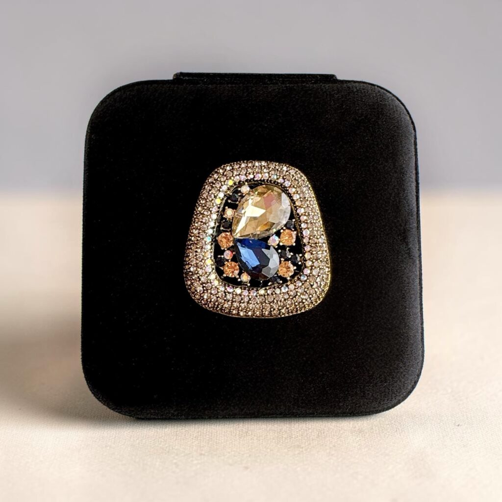 黒のPetite Raraジュエリーケースにクリスタル装飾が添えられた上品なアクセサリー収納ケース