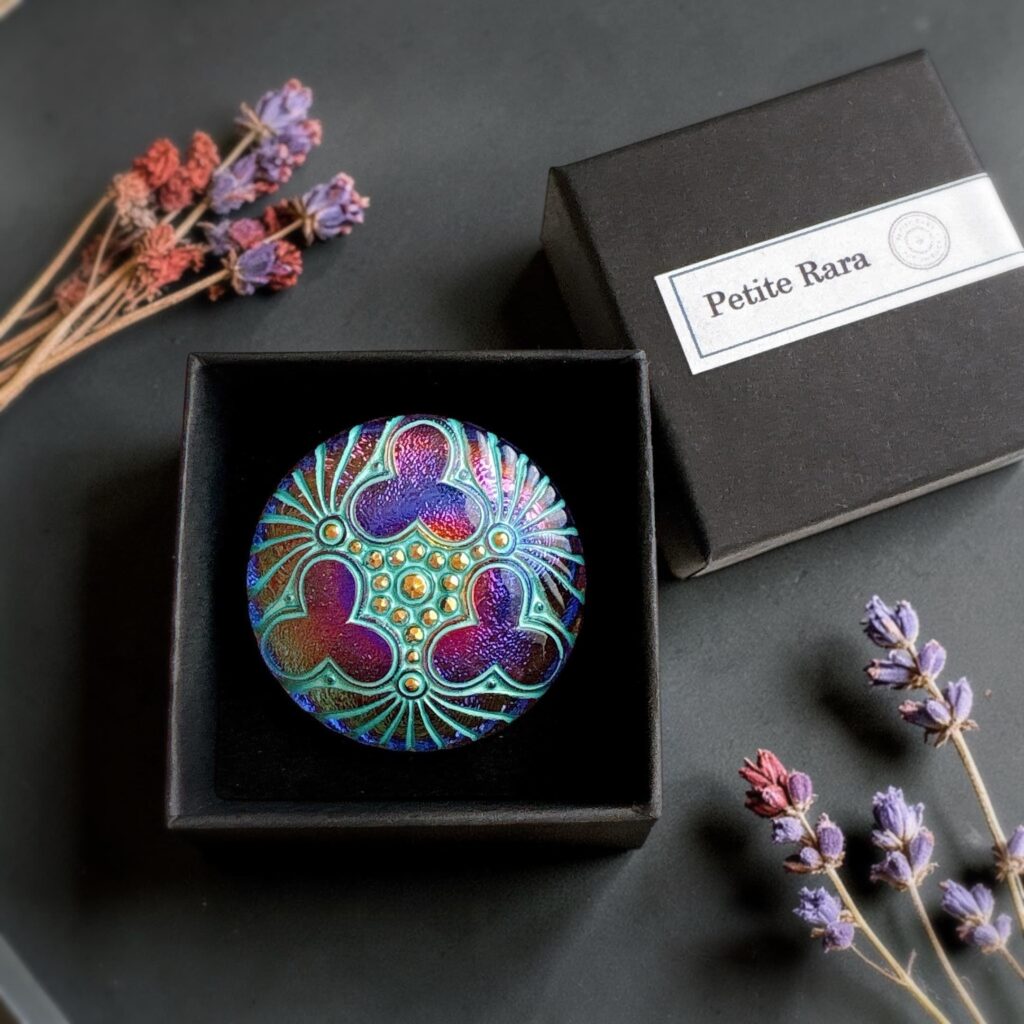 青と紫が輝くチェコガラスブローチを黒箱に入れて飾ったPetite Raraのギフト向けアクセサリー写真