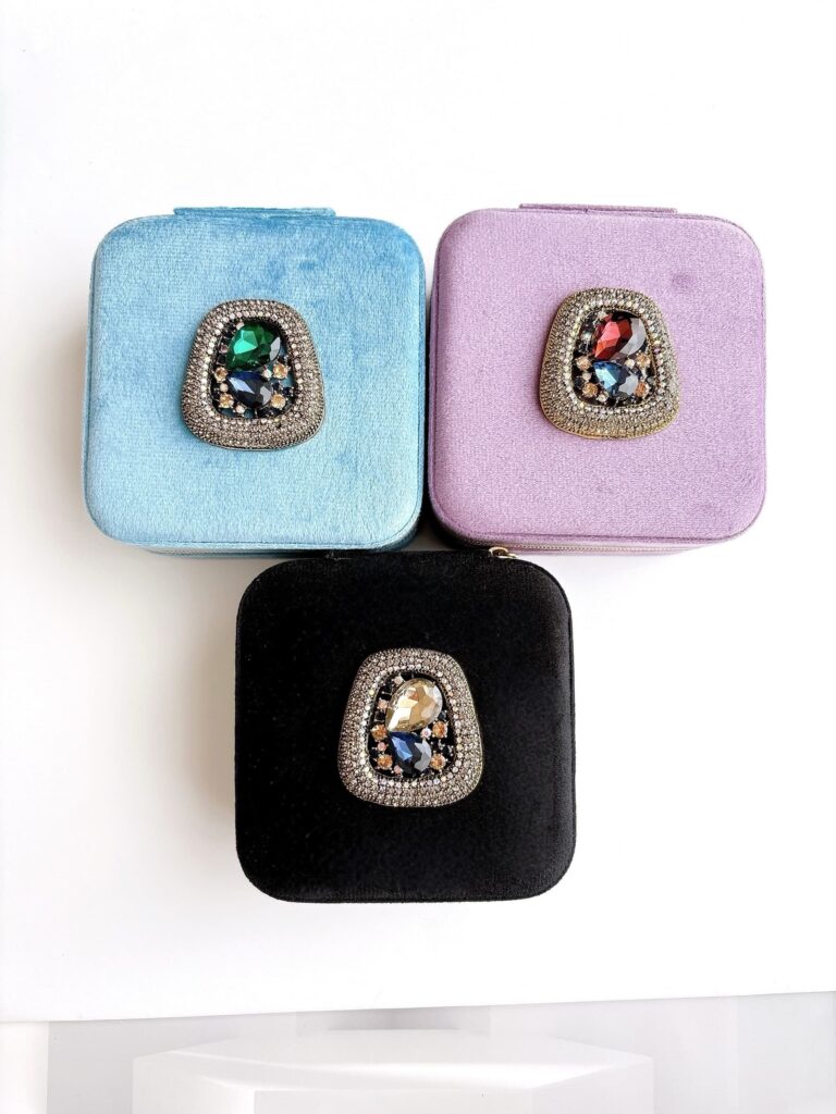 水色・ラベンダー・黒の3色のPetite Raraジュエリーケースが並んだ上品なアクセサリー収納ケース