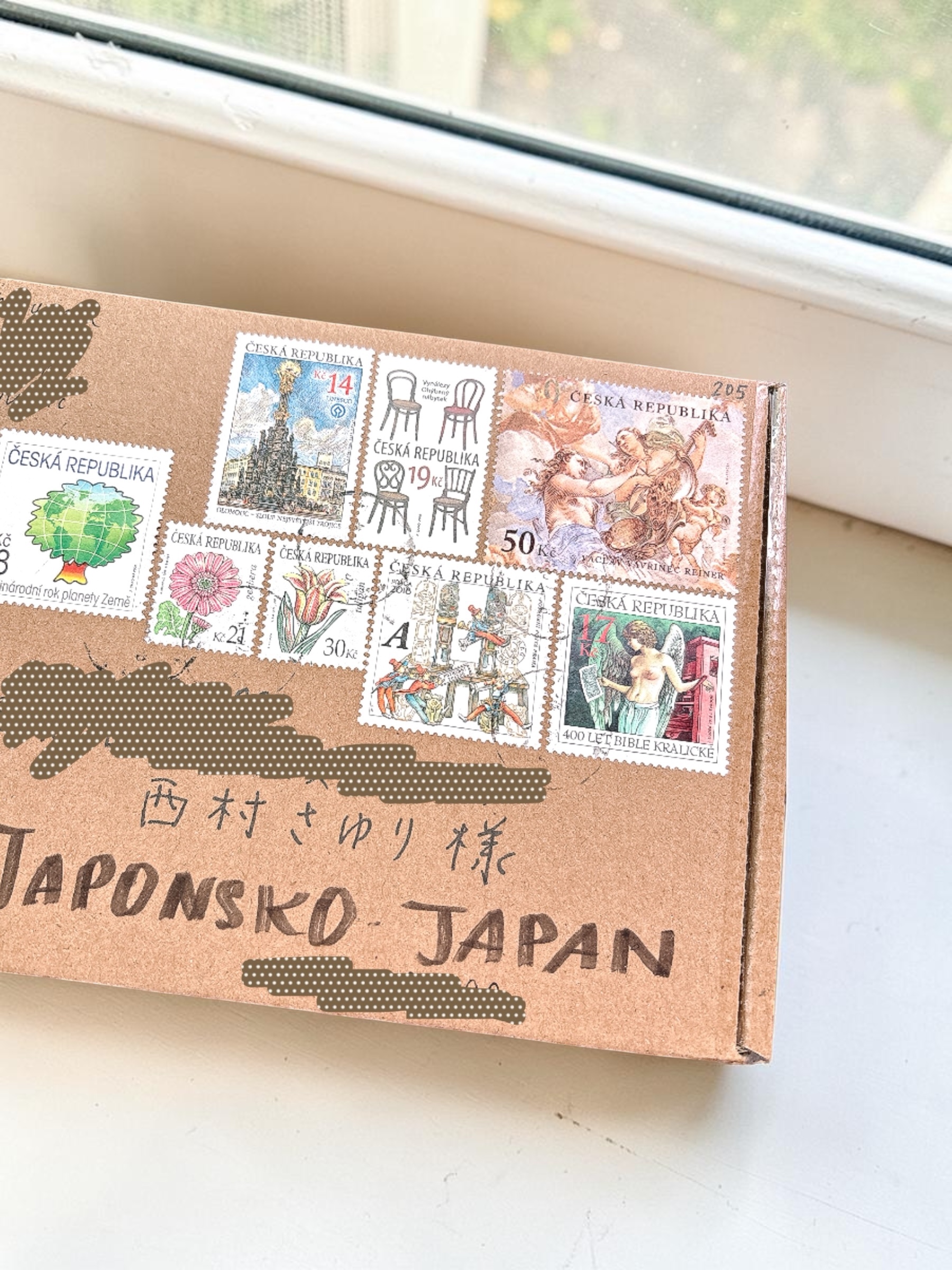 チェコから届いた小包の封筒。チェコの花や植物を描いた色とりどりの切手が並び、日本宛てに送られてきた様子。