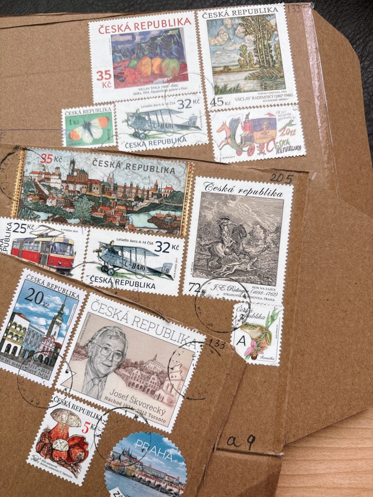 これまでチェコから届いた封筒から集めた切手のコレクション。街並みや風景、乗り物、人物など様々なチェコの切手が並んでいる。