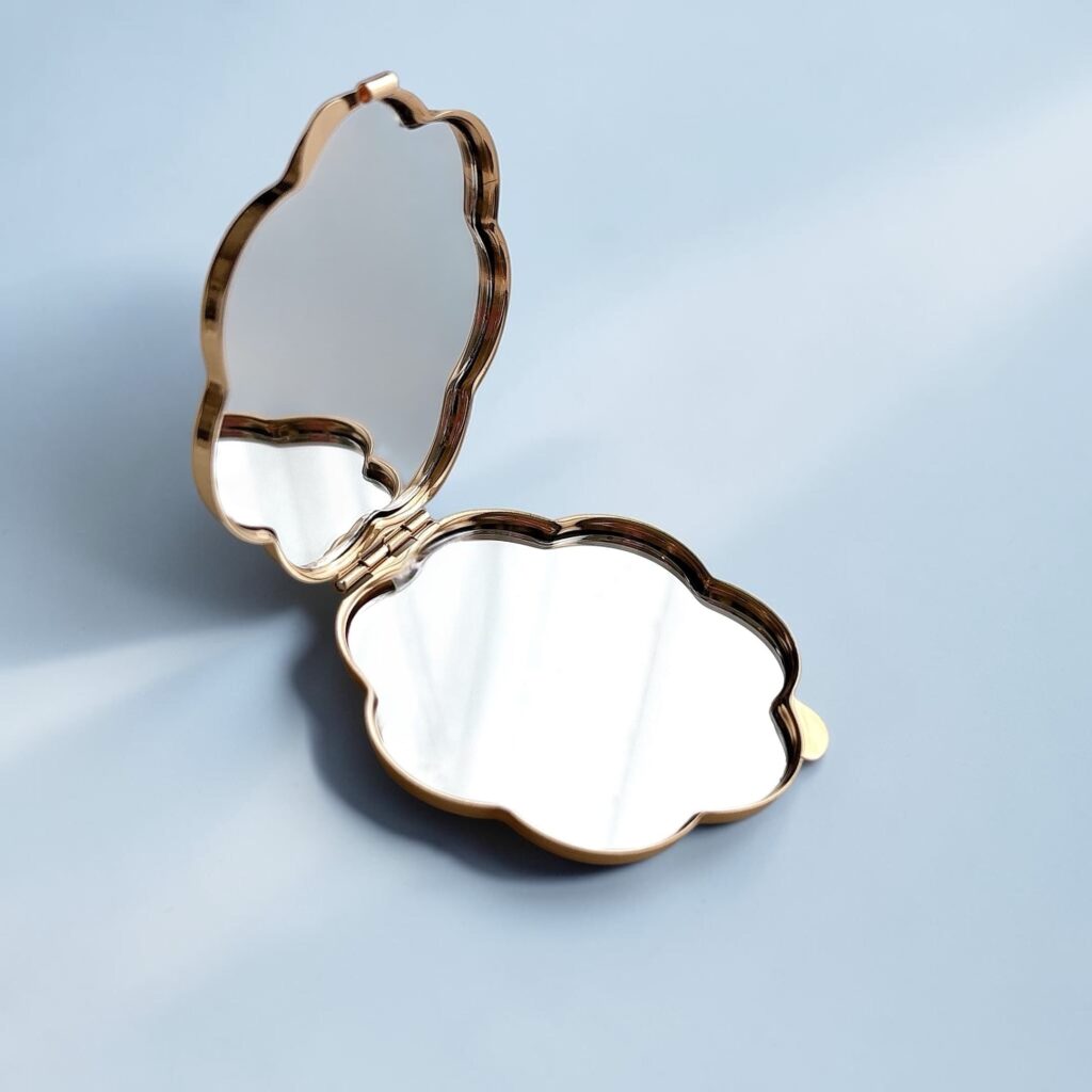 Bloom Mirrorを開いた状態。両面ミラー仕様の花とレースのコンパクトミラー。