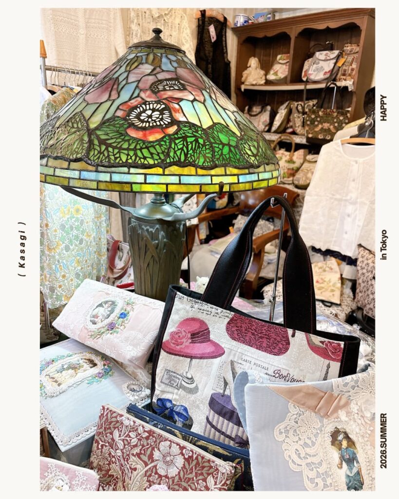 吉祥寺「Kasagi」の店内。作家作品やアクセサリー、小物が並ぶ温かな空間。