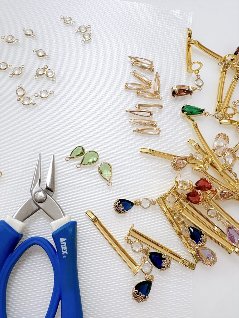Petite Raraのアクセサリー制作風景|工具と金具、チャームパーツを並べた作業途中